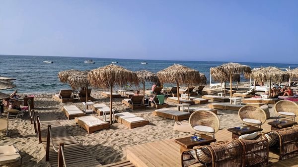 Analipsi Beach – long littoral avec sections sablonneuses et caillouteuses